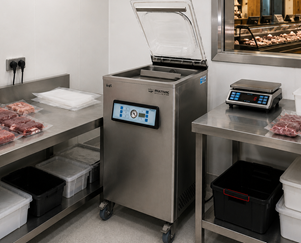 Double chamber vacuum packaging machine